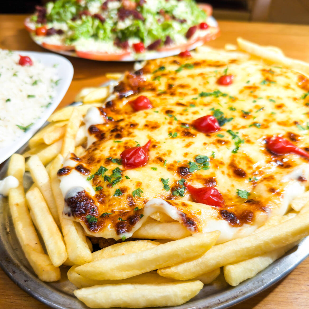 Beef de MIgnon empanado e servido ao molho 4 queijos com mussarela e parmesão. Servido com arroz branco, batatas fritas e salada do Cheff. Serve 3 Pessoas.