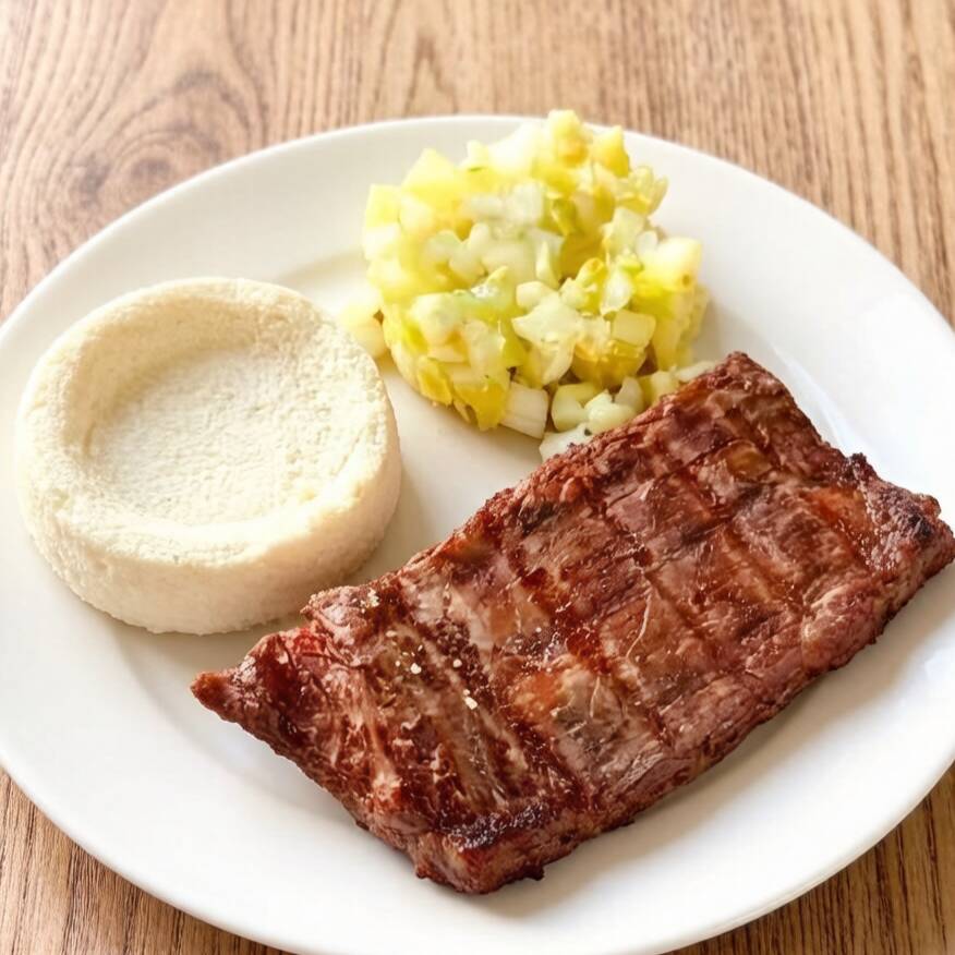 Este é o nosso prestigiado, uma opção deliciosa na categoria 'Carnes para Banguela'. A peça é um corte magro, suculento e extremamente macio, preparado com maestria para desmanchar em sua boca. Para acentuar ainda mais o sabor, servimos com uma farofa crocante e deliciosamente temperada, além de um vinagrete fresco. Essa combinação realça a textura e o sabor da carne, proporcionando uma experiência culinária inesquecível. Media do corte 250 gramas
