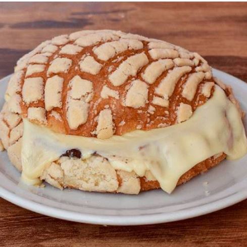 Bomba con frijoles y queso