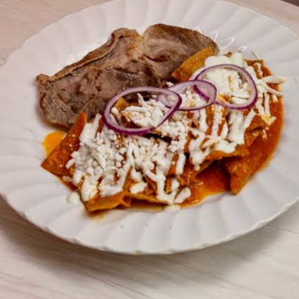 Chilaquiles Rojos con Bisteck