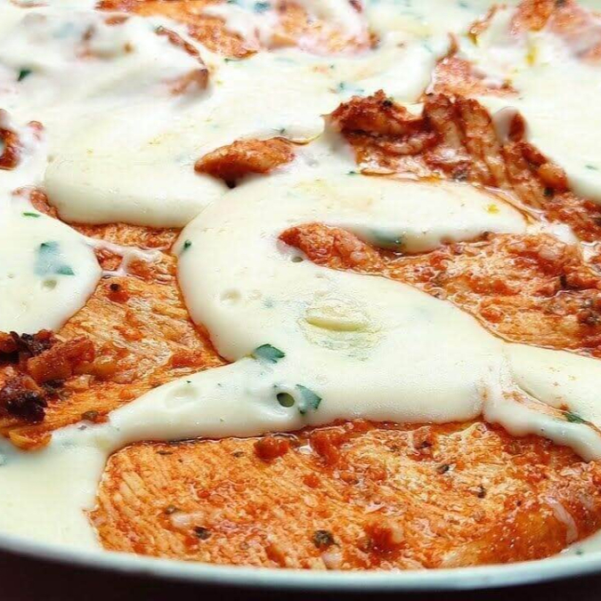 Acompanha arroz branco, feijão, legumes Ou verduras Ou macarrão Ou batata frita ( guarnição disponível no Dia), farofa temperada( Marmita p )