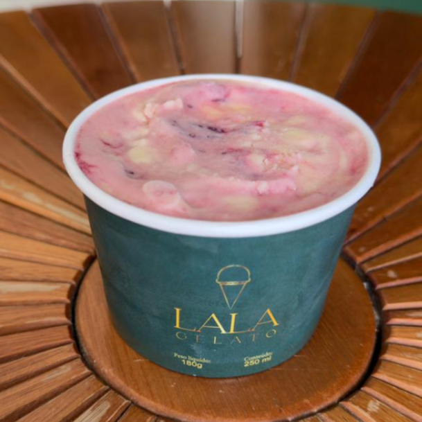 Sorvete de cream cheese mesclado com frutas vermelhas, zero adição de açúcar.