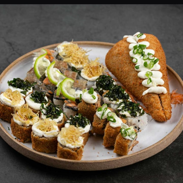 01 temaki empanado, 04 niguiri salmão,06 uramaki skin e 10 hot holl com batata e couve.