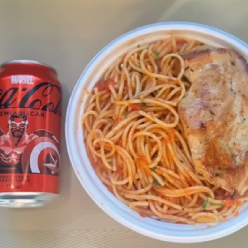 Marmita com delicioso filé de frango grelhado acompanhado de macarrão espaguete ao molho de tomates. Acompanha refrigerante Coca Cola lata Zero sem açúcar 350ml bem gelada. Marmita indicada para 01 pessoa. Serve 1 pessoa (400g)