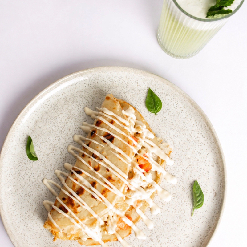 Preparado com frango em tiras, requeijão cremoso, tomate e orégano, finalizado com molho de queijo cremoso. Complete seu pedido com a bebida de sua escolha.