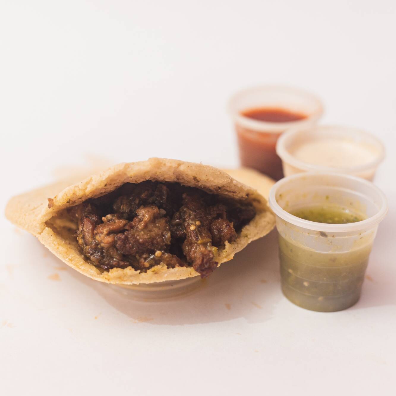 Gordita de Carnitas en Salsa Verde