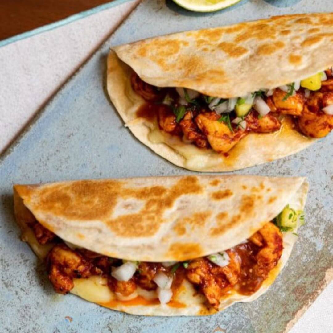 Taco de harina con queso y carne de pastor