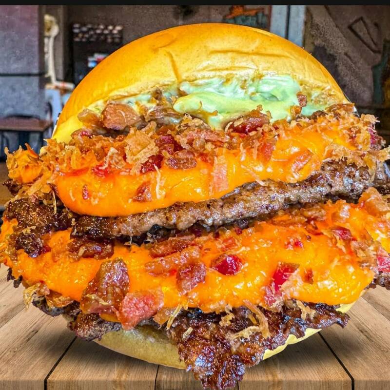 um maravilha da culinaria. burguer com duas carne de cupim com cheddar cremoso bacon cebola caramelizida pao brioche mana celado na manteiga. entrega gratis rapida