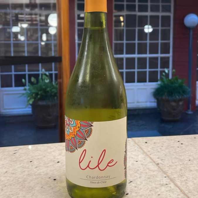 Vinho chileno branco, predominantemente seco, leve e macio.