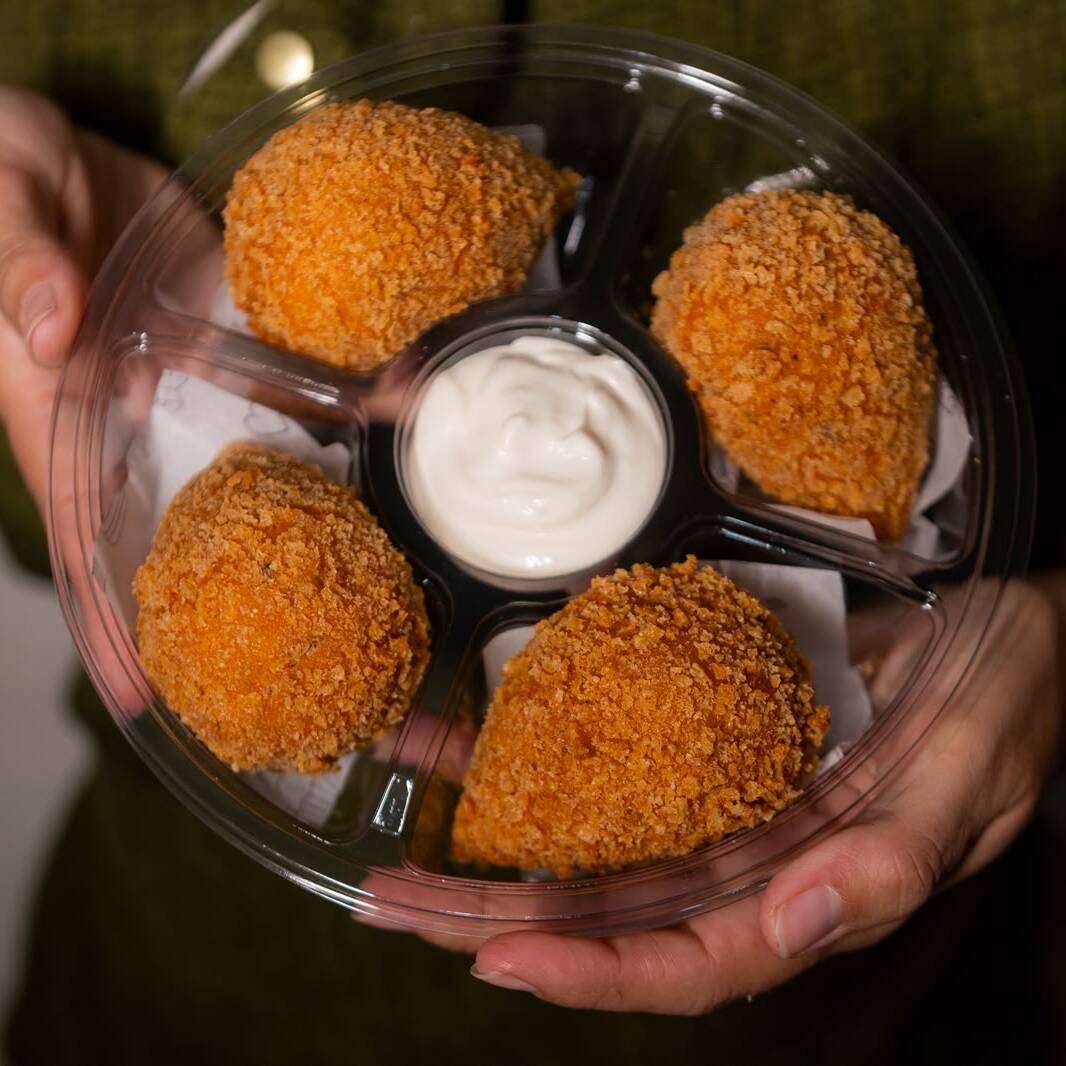 A mais querida e famosa do nosso delivery em versão para dois, mas se você quiser aproveitar sozinho, fique a vontade! Kit degustação com quatro coxinhas crocantes e maionese defumada, escolha o seu combinado perfeito!