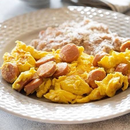 Huevos con salchicha