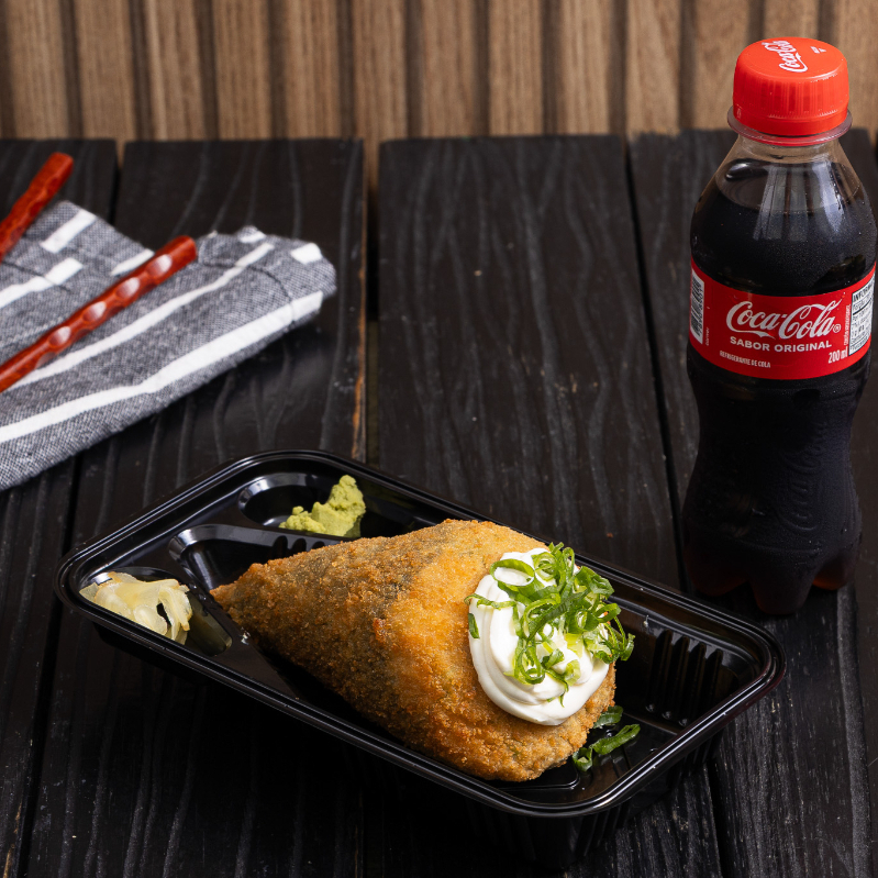 temaki Filadelphia completo com Cream Cheese e cebolinha, recheio de salmão grelhado, 150 gramas