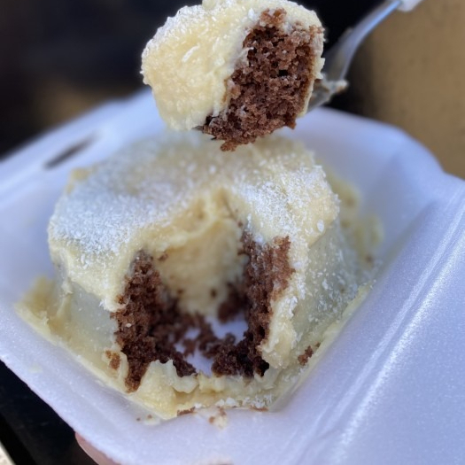 Massa chocolatuda, super fofinha, com um recheio cremoso de coco ao leite. Aprox 350g.