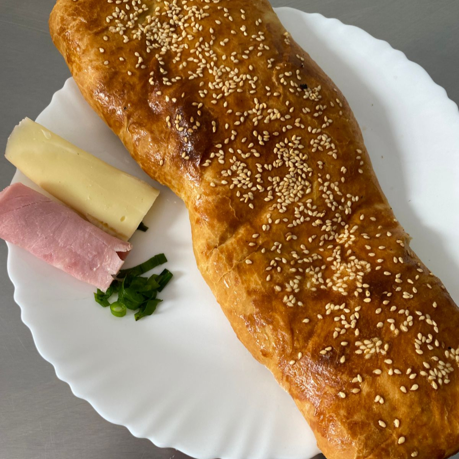 Se o Bauru no tamanho normal era bom, imagina no tamanho de 30cm que serve até 4 pessoas.