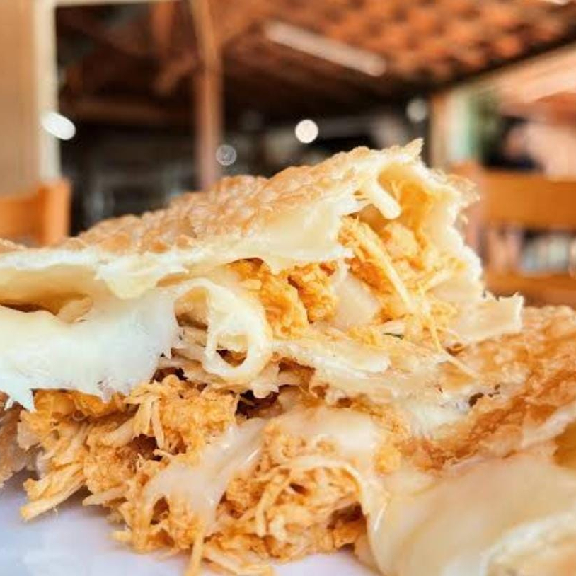 Pastel crocante recheado com frango desfiado bem temperado e queijo derretido! 😋 Massa leve, sabor marcante e aquele recheio cremoso que todo mundo ama!
