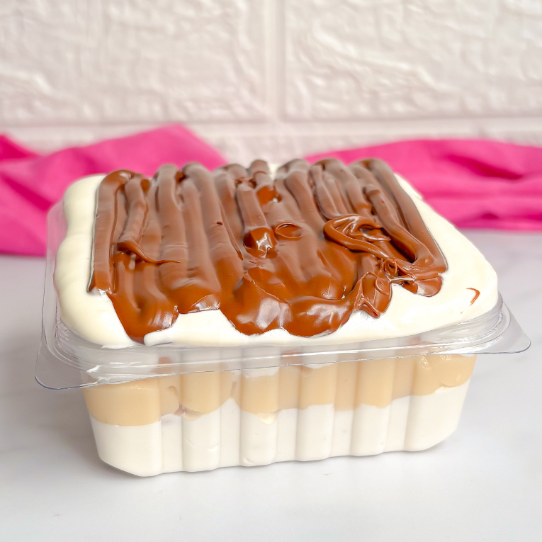 Camadas de mousse de Ninho, recheio de Ninho, biscoito maisena e finalização com Nutella pura.