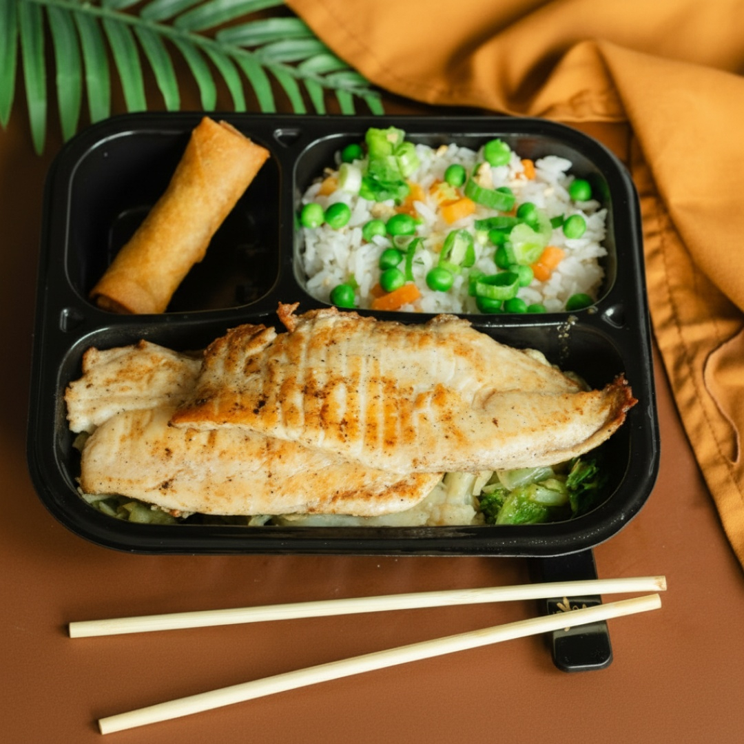 Descubra a delicadeza e o frescor do nosso Teppan de tilápia grelhada, um prato que combina sabores leves e a técnica japonesa de grelhado na chapa. Acompanha legumes cozidos ou fritas, arroz yakimeshi ou gohan e Rolinho primavera ou queijo.