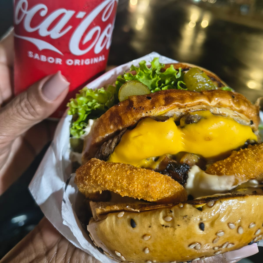 pão, 1 carne bovina artesanal, cheddar, bacon, 2 anéis de cebola, salada, picles, molho rosé da casa.