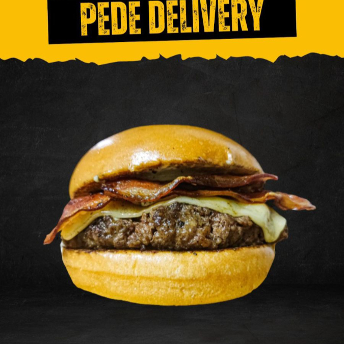 Pão amanteigado levemente tostado, carne artesanal 120g, queijo mussarela, bacon em fatias crocante, alface, tomate, cebola caramelizada e molho especial.