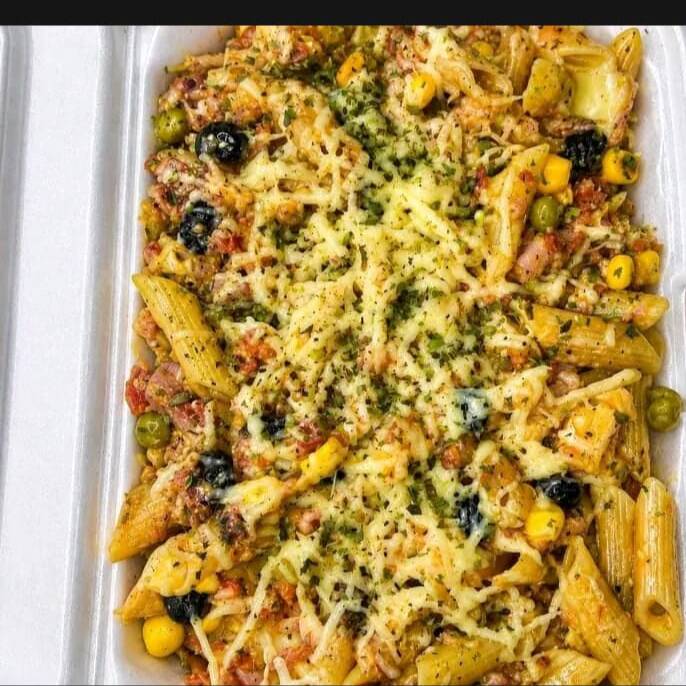 massa penne, frango, calabresa, bacon, presunto, queijo, uva passas, milho, ervilha, molho de tomate e creme de leite