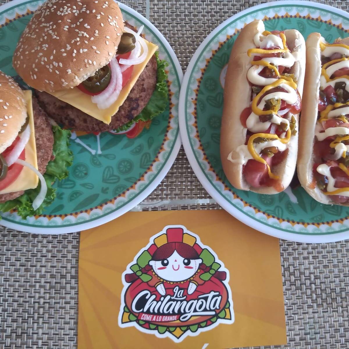 2 HAMBURGUESAS Y 2 HOT DOGS