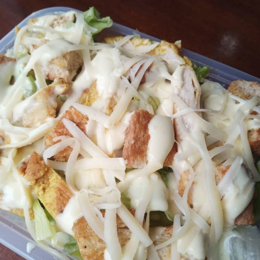 Acompanha Alface Americano, Filé de Frango Grelhado em Tiras, Croutons, Parmesão e Molho Rose