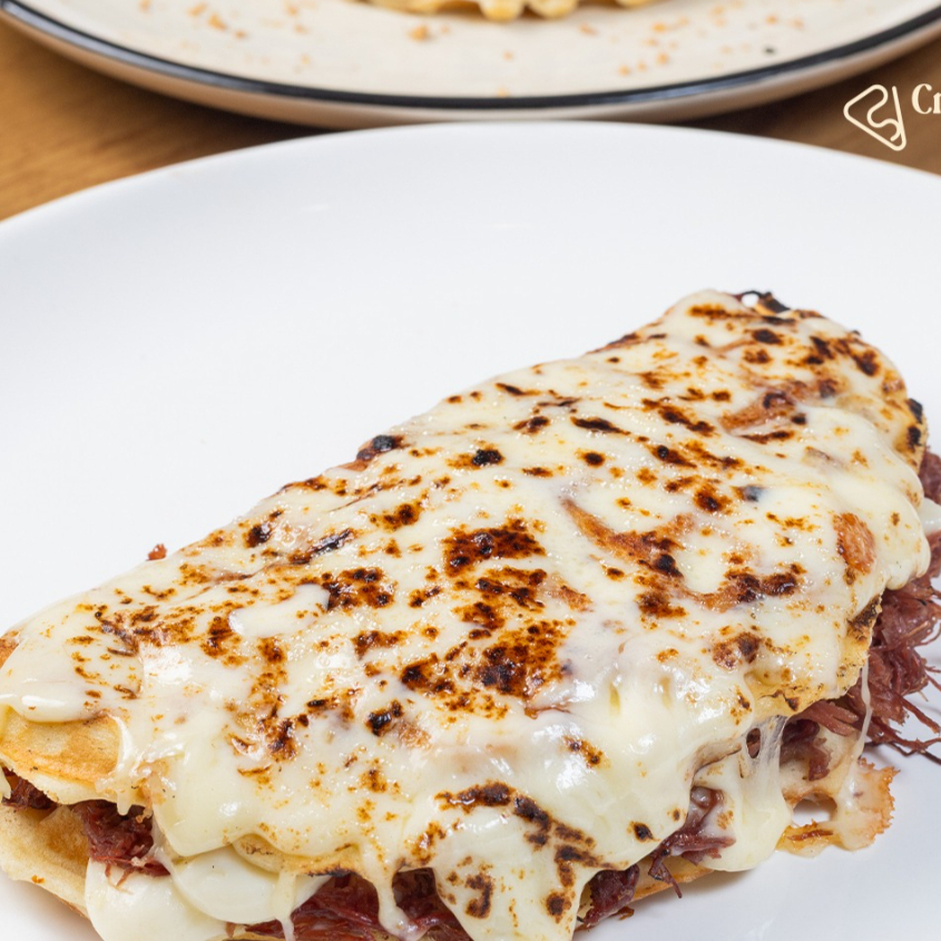 Nosso Waffle recheado com carne seca e requeijão cremoso e coberto por queijo muçarela maçaricado bem derretido