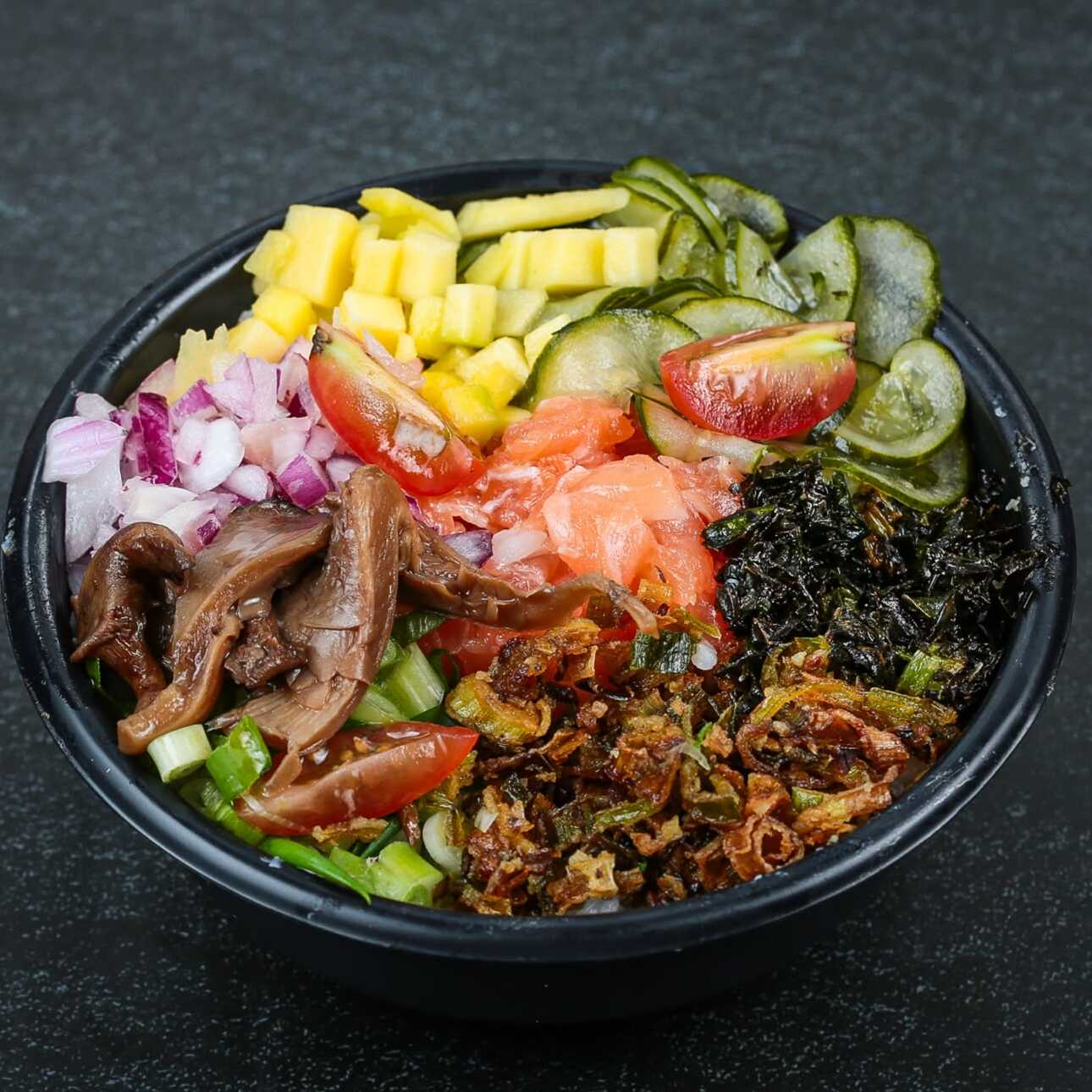 Shari (arroz japones), salmão em cubos, shimeji, manga, morango, tomate cereja, cebola roxa, batata crispy , couve crispy, alho poro ,cebolinha, cream cheese e gergilim . Não alteramos itens, caso queira retiramos algum item, somente.