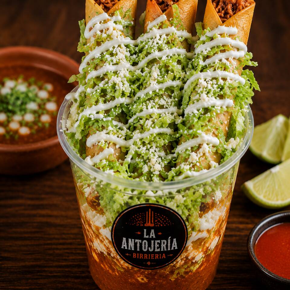 FLAUTAS DE BIRRIA EN SALSA DE BIRRIA