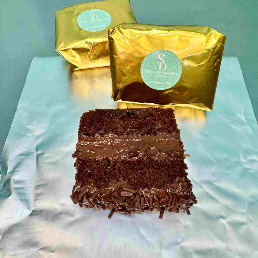 Delicioso Bolo Molhadinho de Chocolate Recheado com Brigadeiro Cremoso Memorável. Você vai se Apaixonar.....