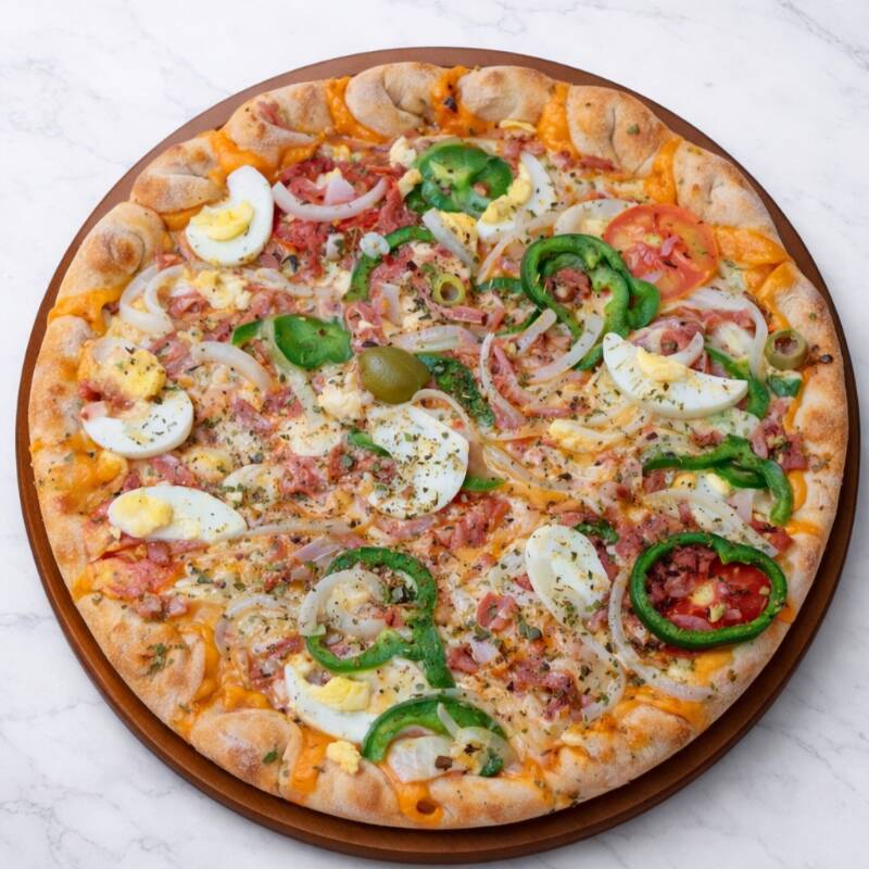 Mussarela, presunto, ovos, cebola, pimentão, milho, ervilha, azeitona e orégano.