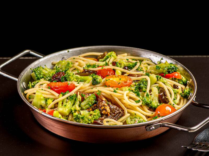 Delicioso espaguete italiano com brócolis, tomate cereja e caponata de berinjela salteados no azeite, alho, cebola e pimenta do reino.