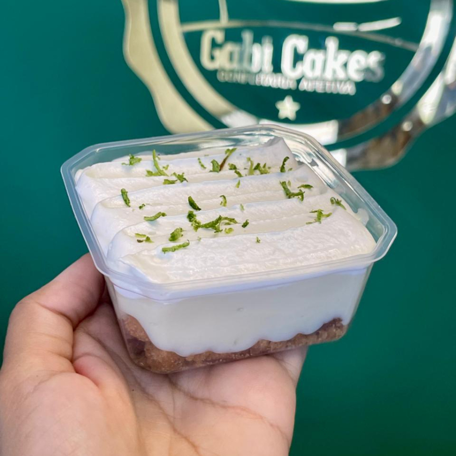 Massa de biscoito Amanteigado, Mousse de Limão. Finalizada com Chantilly cremoso e raspinha de Limão.