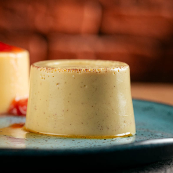 Pudim cremoso e aveludado de pistache, que derrete na boca a cada colherada. Seu sabor suave e doce é perfeitamente equilibrado. 140g.