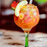 Gin, energético tropical, maracujá e morango