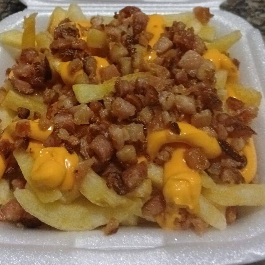 Batata frita crocante , com bacon , cheddar ou catupiry
Acompanha katchup, maionese, barbecue e molho pimenta .