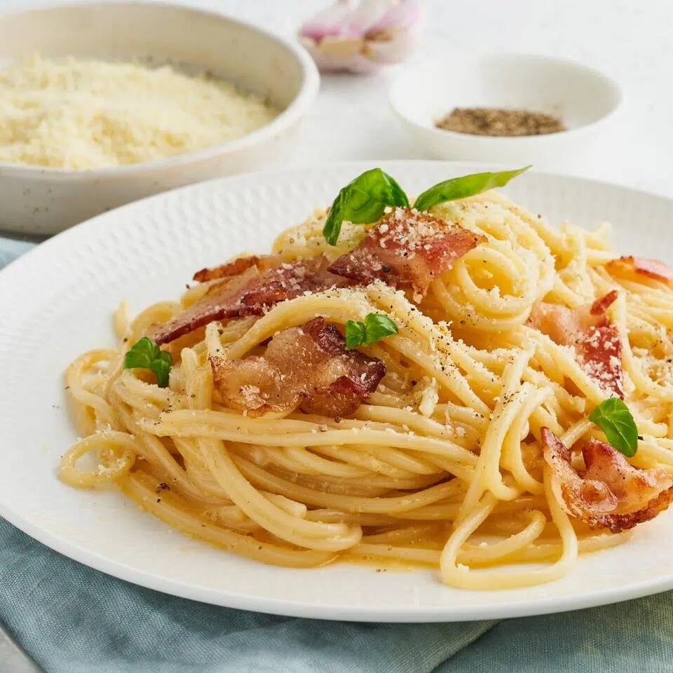 Pasta Carbonara con Tocineta