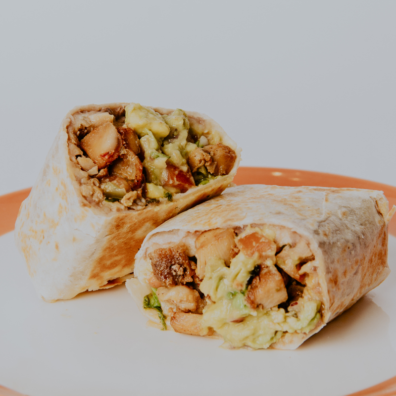 Tortilla de trigo, pasta de feijão, muçarela, frango, guacamole, salada mexicana e alface.