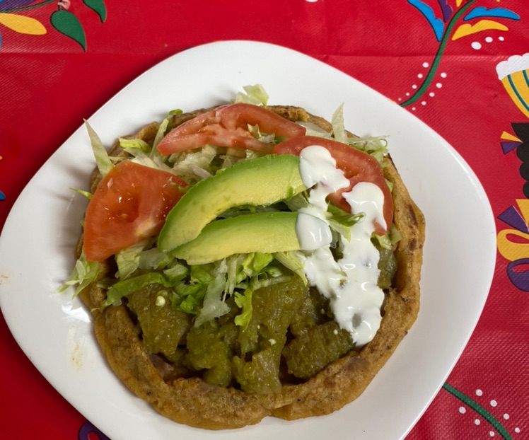 Migada Grande de Chicharrón en Salsa Verde