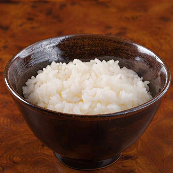Arroz sem tempero, ideal para acompanhar pratos quentes e realçar os sabores.