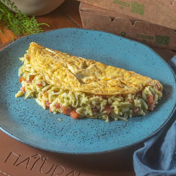 Descubra o frescor e a simplicidade do nosso prato de Queijo Minas com Tomate e Manjericão. Ótima combinação de queijo Minas, tomates e manjericão. Aproveite essa maravilha com o Natural!