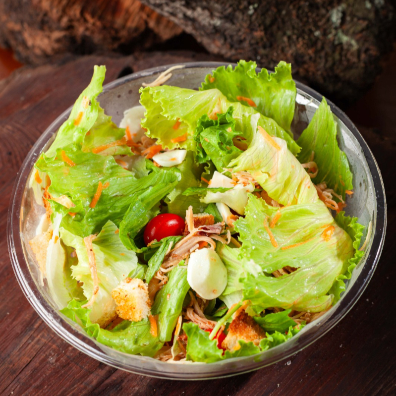 300g de salada (alface americana, peito de frango fumeiro mineiro desfiado, queijo de búfala, tomate cereja, cenoura, croutons, palmito e molho)