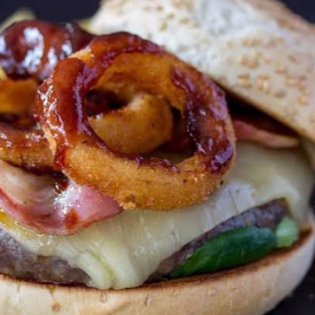 HAMBURGUESA DE RES CON AROS DE CEBOLLA CON PAPAS