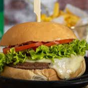 Pão de hambúrguer, hambúrguer bovino, queijo prato, maionese, alface e tomate.