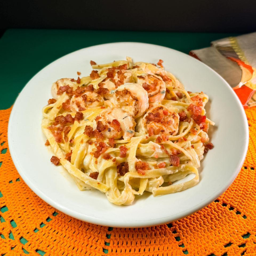 Experimente o sabor inigualável da nossa massa envolta em um molho branco cremoso e suculentos camarões ao molho cremoso da casa acompanhada com bacon. Cada garfada é uma explosão gourmet que vai seduzir seu paladar e tornar sua refeição inesquecível!