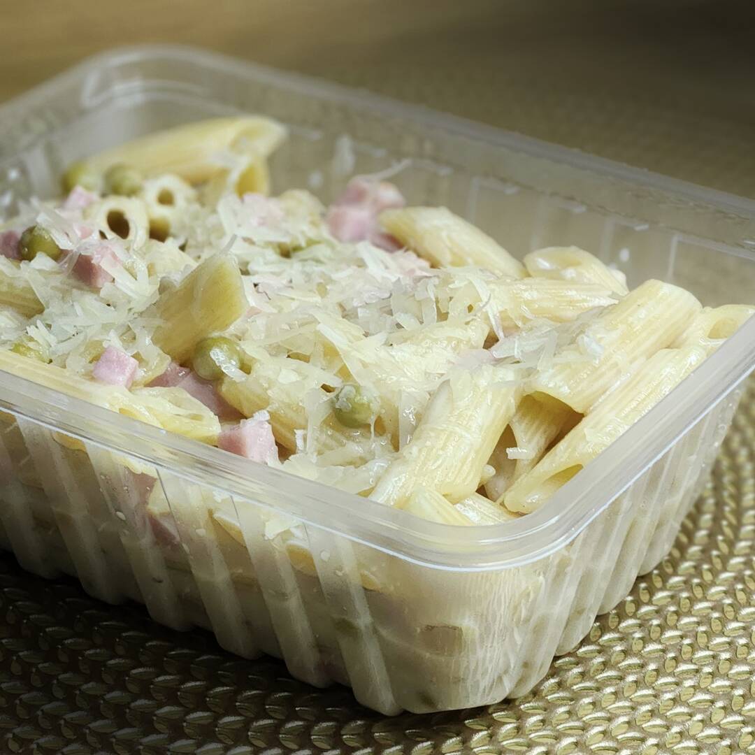 Penne com bechamel cremoso, presunto e ervilha refogados no azeite e um toque de parmesão. Tradicional e gostoso, do jeito que a gente ama!