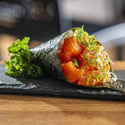 Salmão em cubos com cream cheese, arroz, cebolinho e gergelim (180g).