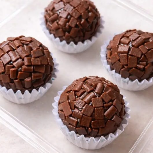 4 unidades do mesmo sabor - Brigadeiros enrolados em granulados de chocolate ao leite nobre - 20 g cada