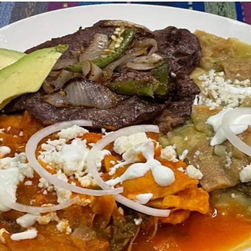 Chilaquiles con carne asada de res