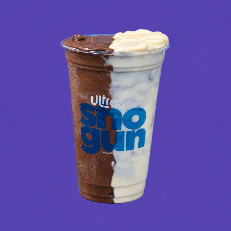 Um açaí cremoso no Copo de 500ml envolvido por uma camada trufada irresistível! O copo é todo revestido por dentro com creme de avelã creme de leitinho, trazendo sabor em cada colherada. Finalizado com leite condensado, leite em pó e uma cobertura generosa de creme de leitinho e creme de avelã. ?? Perfeito pra quem ama a combinação dos dois sabores mais desejados!
